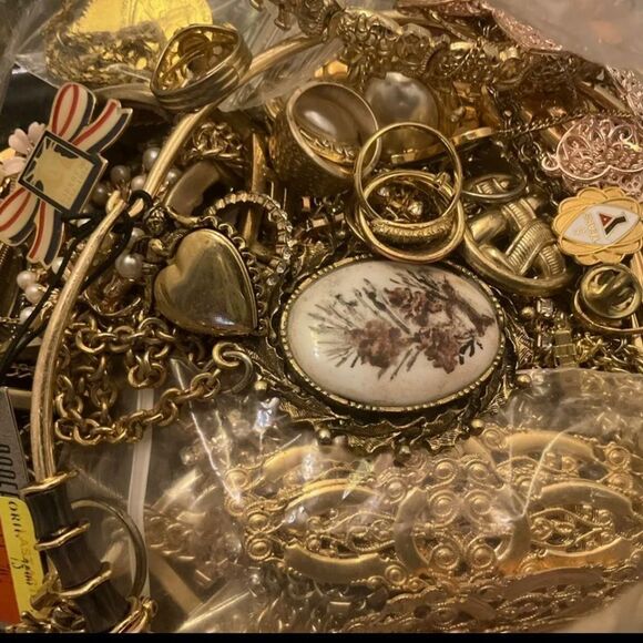4 LBs vintage Costume gold silver Jewelry Lot~ Signed & Unsigned All Wearable - Picture 4 of 10